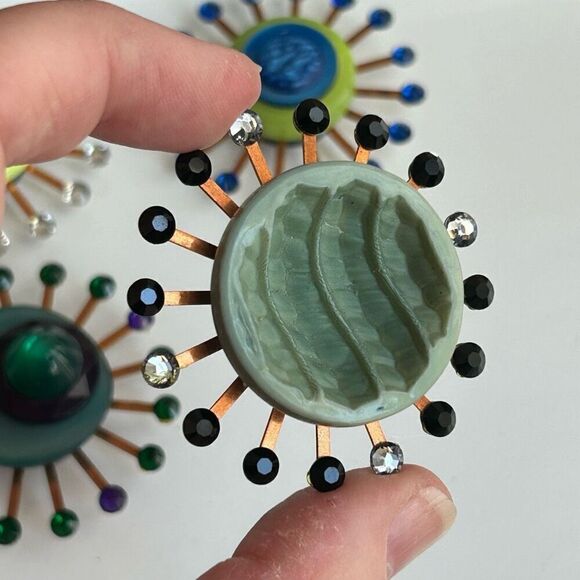 Vintage Upcycled Atomic Starburst Refrigerator Magnet Buttons Rhinestones Green - Picture 3 of 5